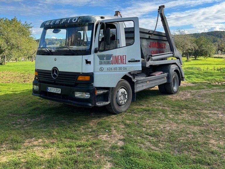 Contenedores Jiménez container on a construction site in Mallorca