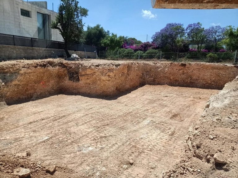 Miniexcavadora realizando excavación en Mallorca