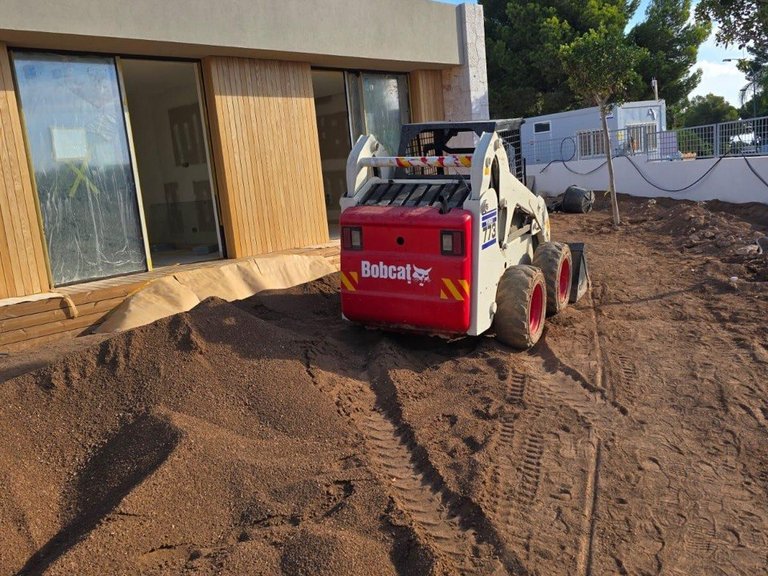 Movimiento de tierras y explanación en terreno de Mallorca